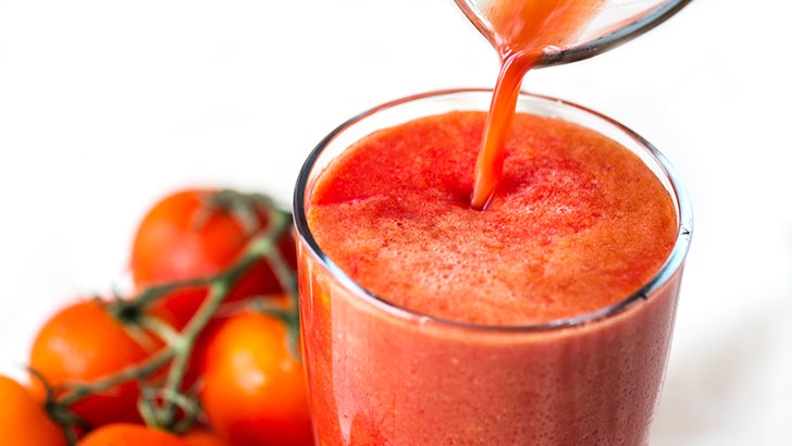 真っ赤なトマトジュースとトマトのイメージ